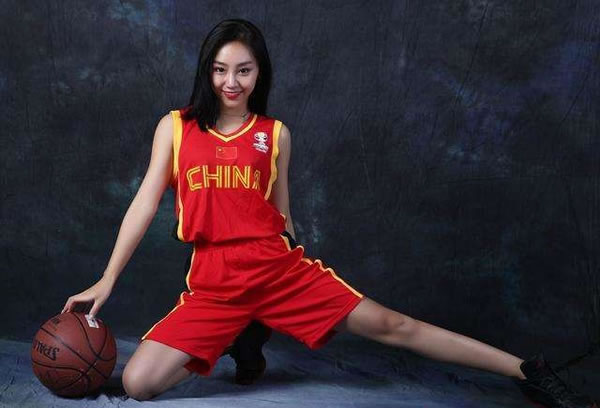 25岁的亿元先生😥菲利克斯与性感女郎厮混,而他队友在踢世俱杯