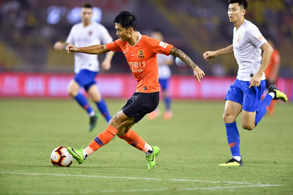 狂胜!曼城2-0横扫弱旅取4连胜,门将神扑+新援绝杀,剑指四冠王