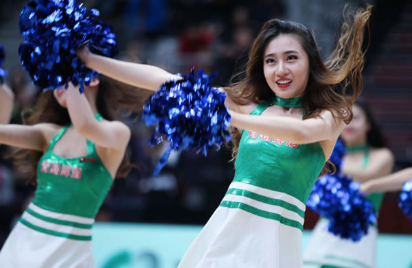 哨子战术成功！广厦主场裁判存争议，孙铭徽坐冷板凳成比赛转折点